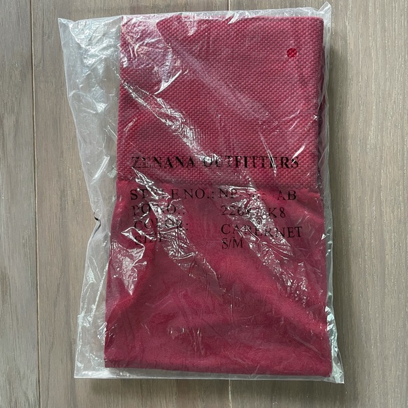 High Waist Women’s Seamless Capri Cabernet - Picture 8 of 10